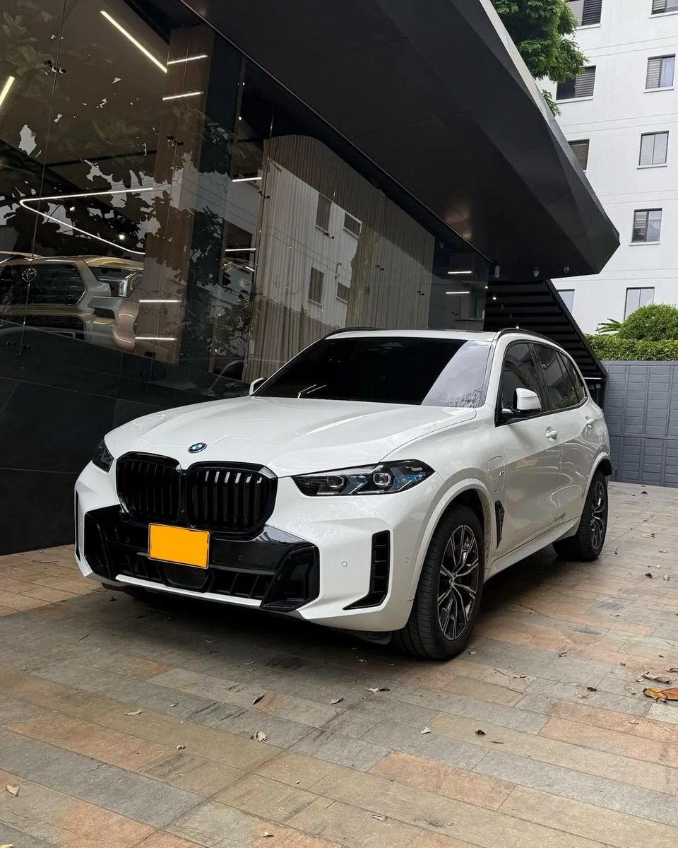 BMW X5 xDrive50e Edición M 2025 en Makinon VIP Cars Medellín